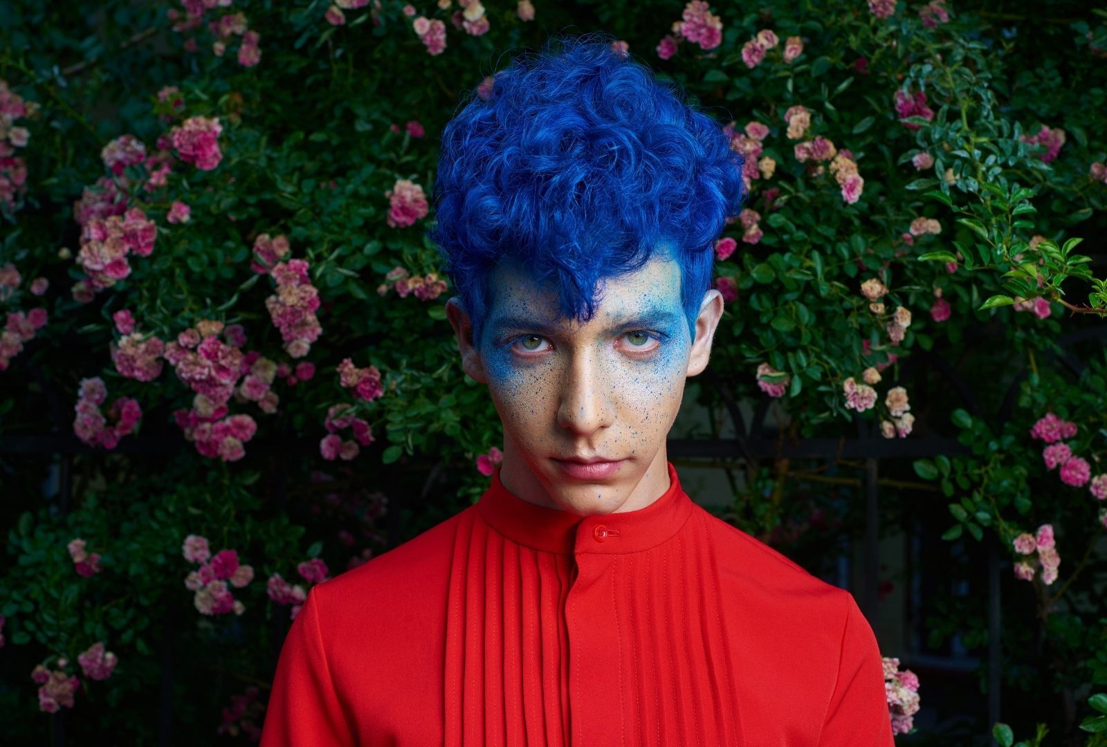 hair colours for men: man with bright blue curly hair