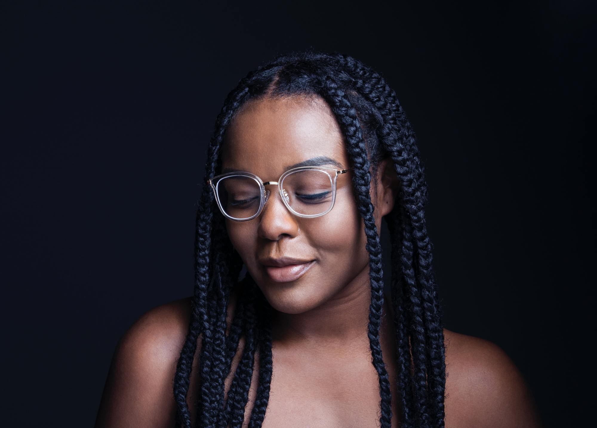 Woman with knotless medium braids