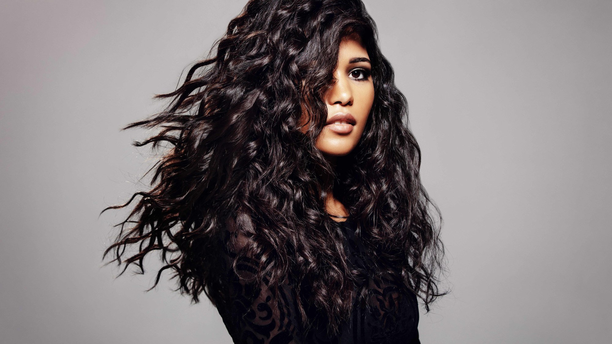 Woman with loose, wavy curls