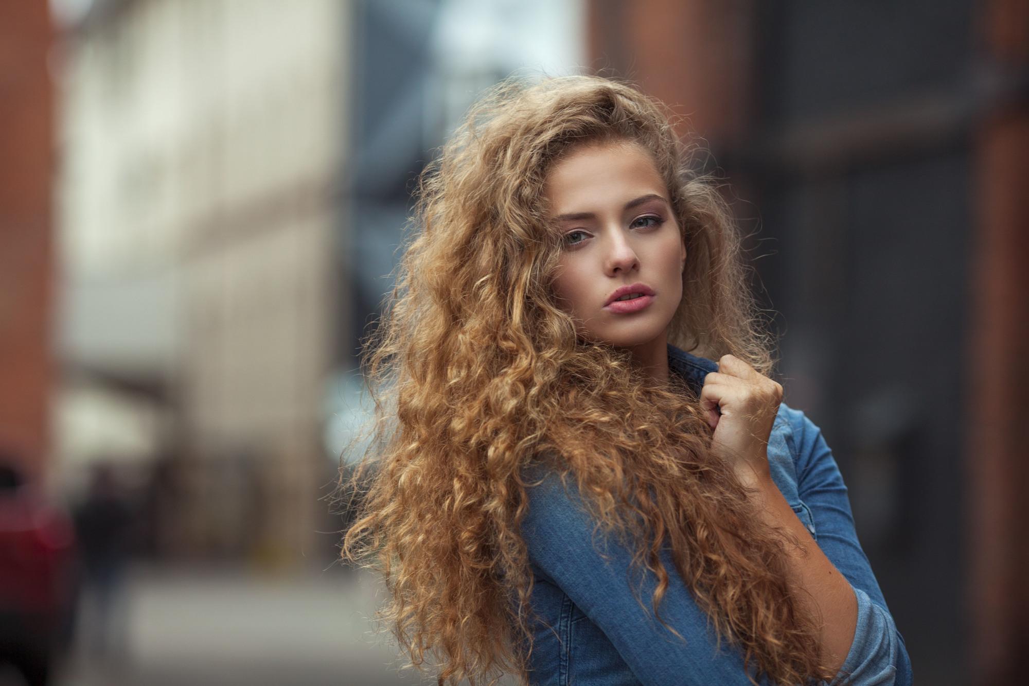 Woman with long blonde, wavy curls