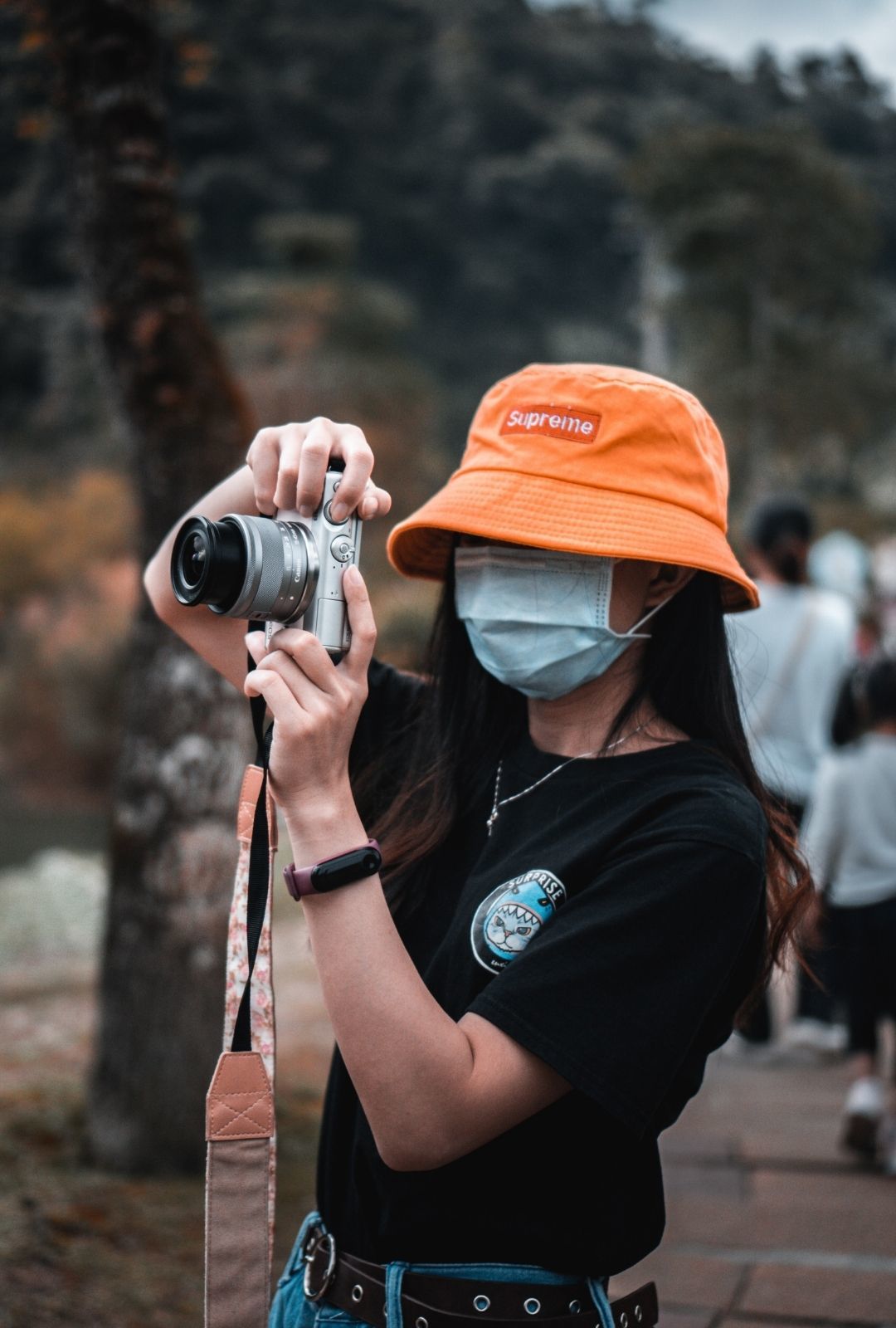 summer hat: woman wearing a bright orange bucket hat