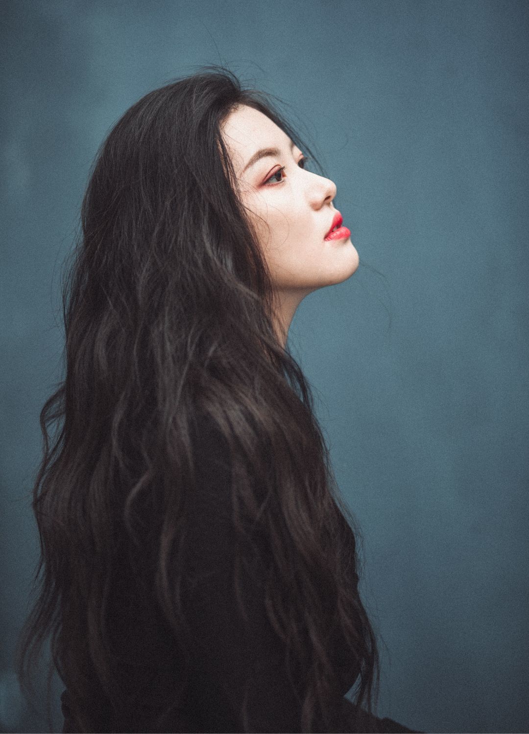flawless hair: woman with very long black, slightly wavy hair