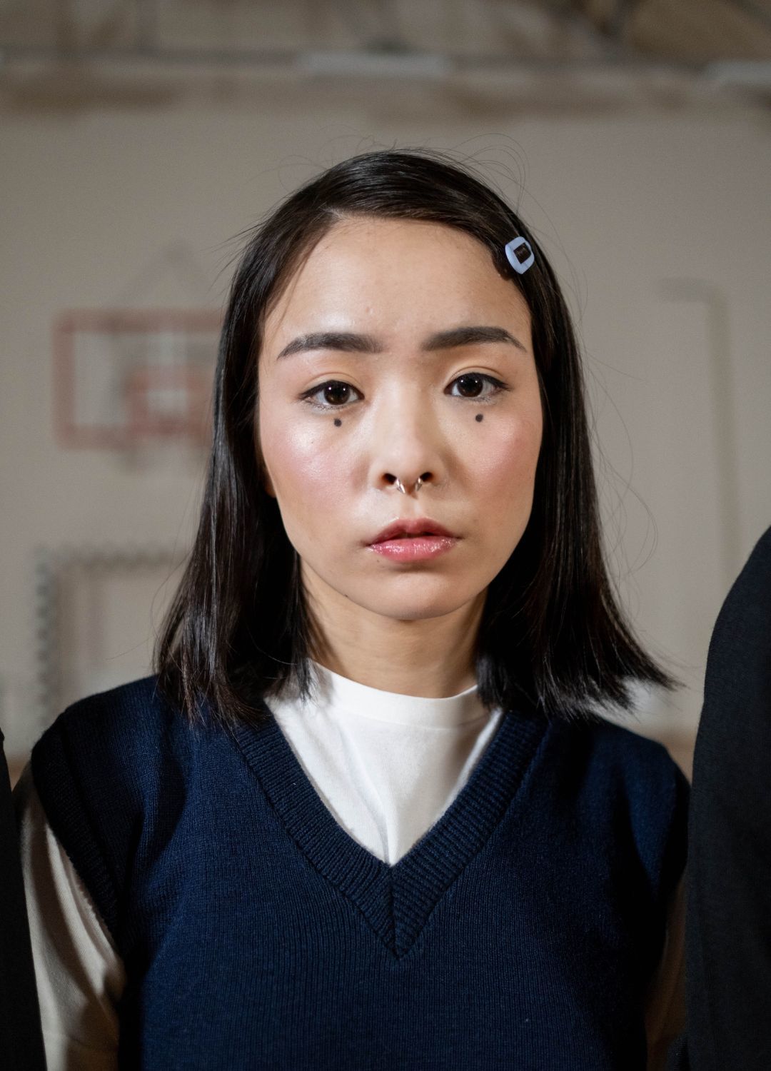 Woman with a long bob haircut and a light blue hair clip accesory, clipped in on one side at the front hairline