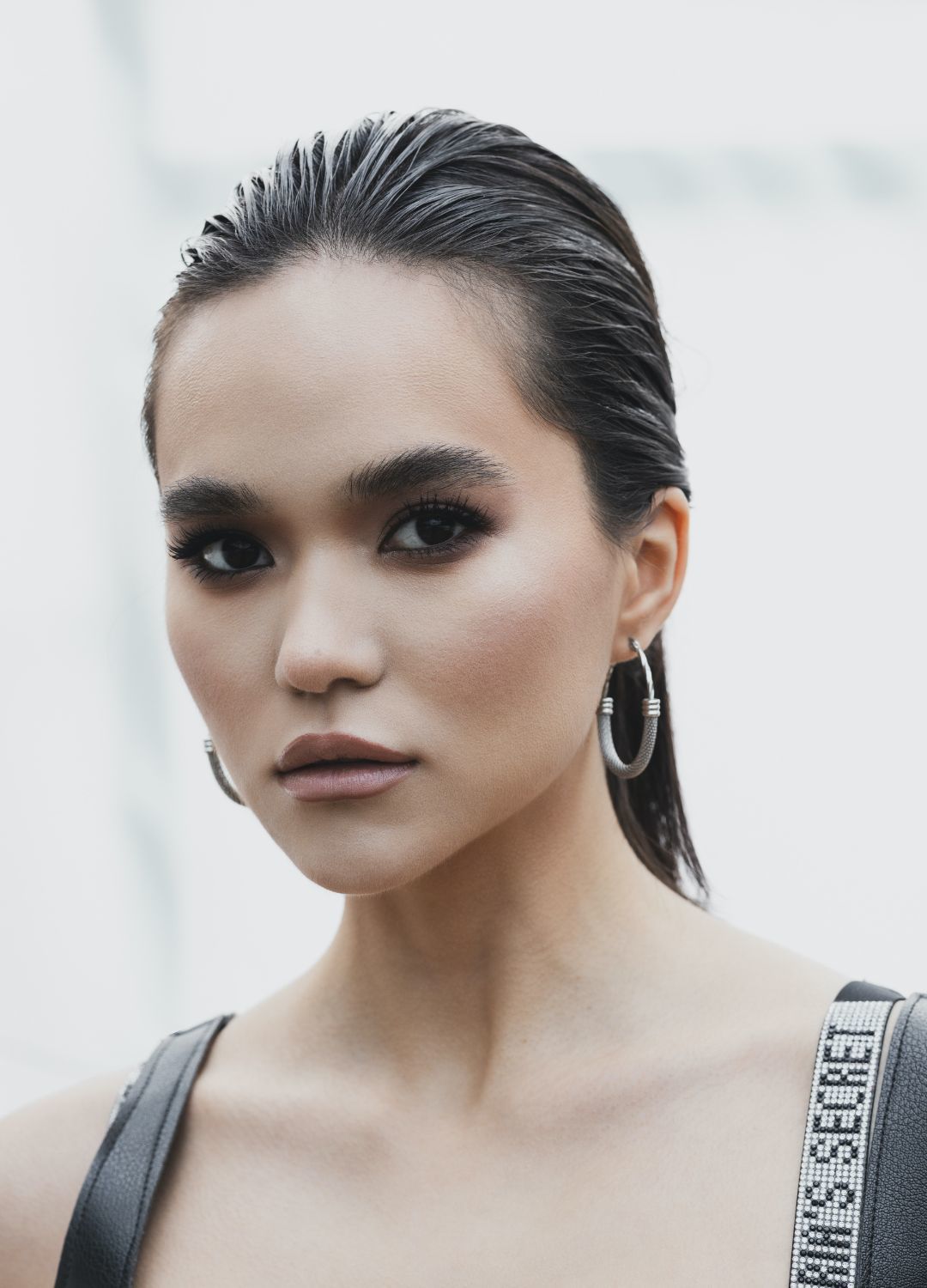 matching hairstyle ideas: woman with slick-back straight brown hair