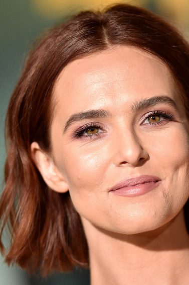 Zoey Deutch con un bob medio en color caoba
