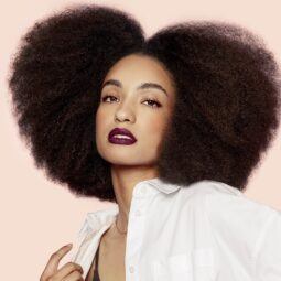 Mujer con cabello afro voluminoso