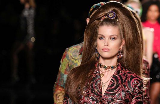 Peinado con volumen y media coleta en Versace Pre-Fall 2019