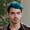 Joe Jonas con color de cabello azul para hombre