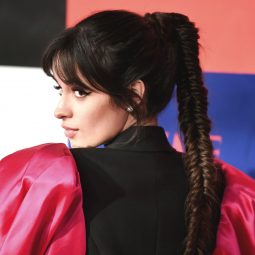 Camila Cabello con luces en cabello negro