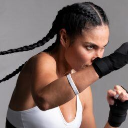 Mujer con peinado deportivo de trenzas de boxeadora