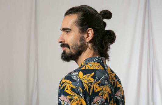 Peinado para hombre con pelo largo y dos chongos