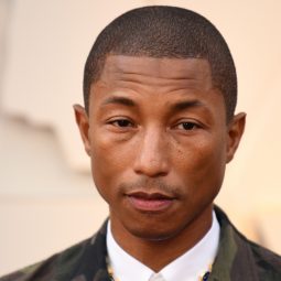 Pharrell Williams con corte militar para hombre