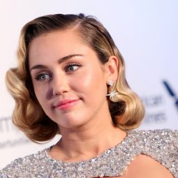 Miley Cyrus con un corte bob ondulado y rubio