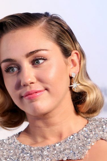 Miley Cyrus con un corte bob ondulado y rubio