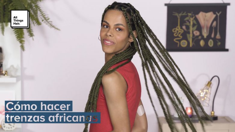 mujer morena con trenzas africanas box braids largas