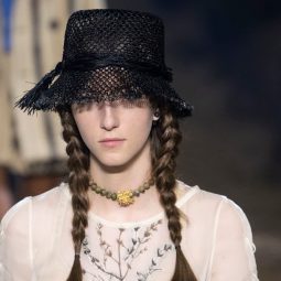 Modelo con sombrero y dos trenzas en Dior SS 2020