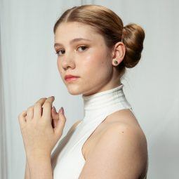 Modelo con el peinado de la princesa Leia de Star Wars