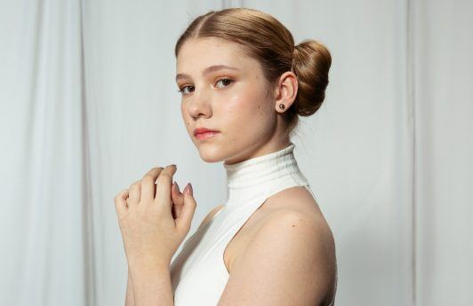 Modelo con el peinado de la princesa Leia de Star Wars