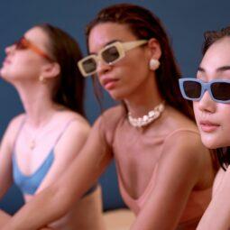 Mujeres con lentes de sol, trajes de baño y cabello mojado