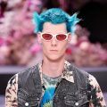 Modelo con cabello azul para hombre tono chicle en Versace SS 2020