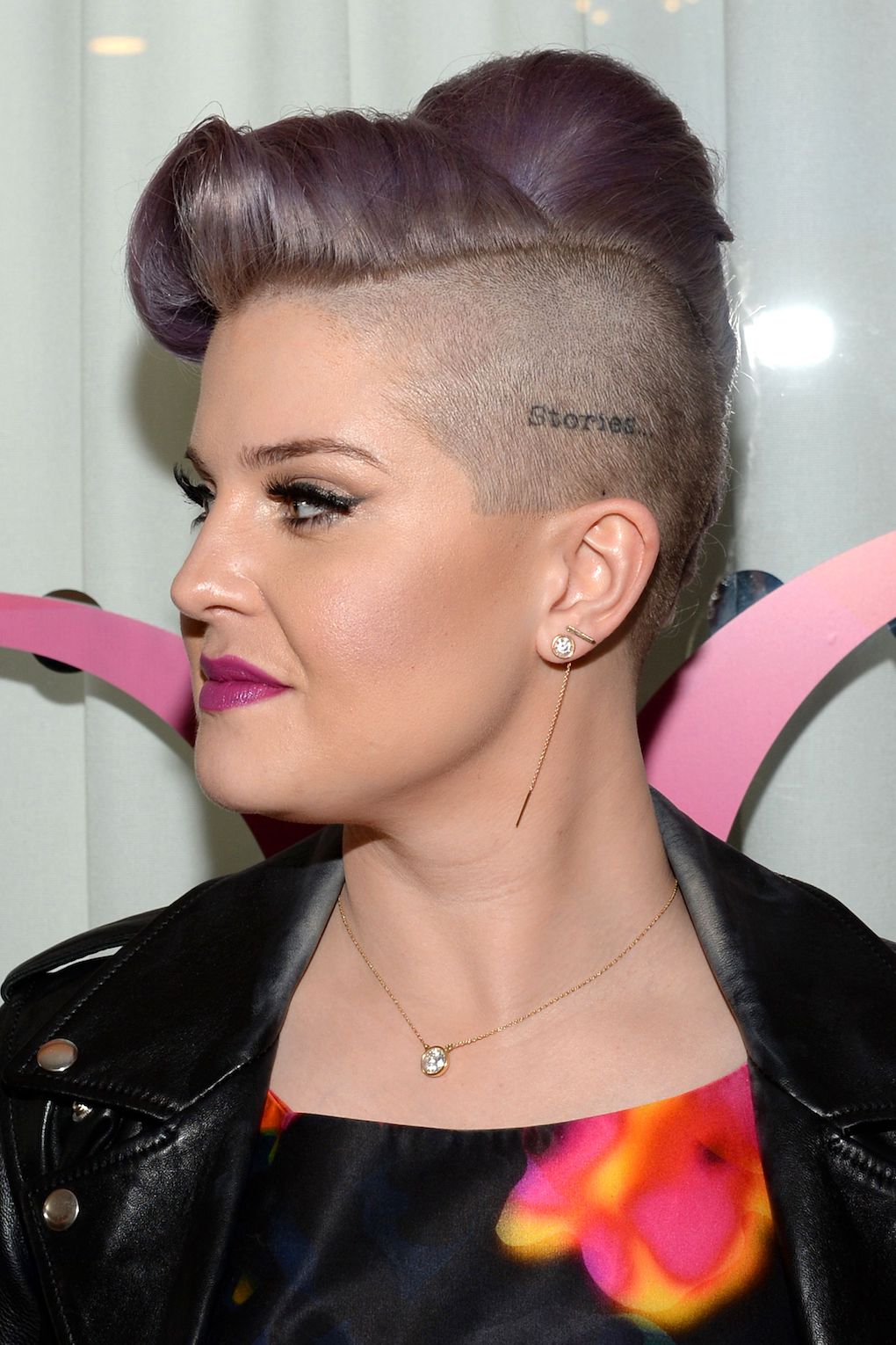 Kelly Osbourne con corte sidecut para mujer, cabello lila