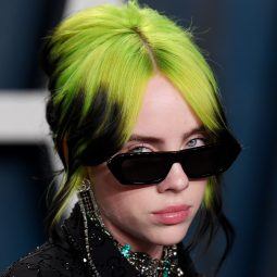 Billie Elish con cabello verde neón y negro en un chongo
