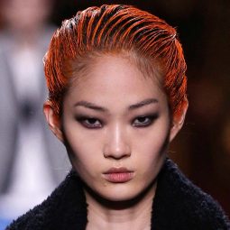 Modelo con cabello naranja en Louis Vuitton SS 2020