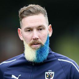 Scott Wagstaff con barba de colores azul y amarilla