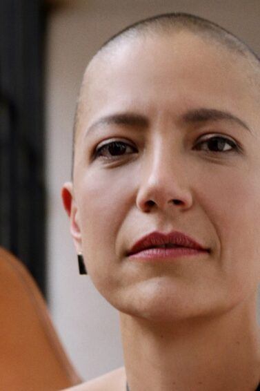 Marika Vera con el cabello rapado a causa del cáncer de mama
