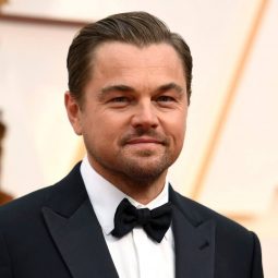 Leonardo DiCaprio con peinado de lado con tupé