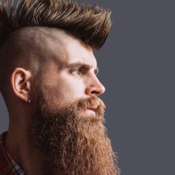 Hombre con mohicano y barba con estilo vikingo