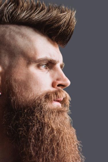 Hombre con mohicano y barba con estilo vikingo