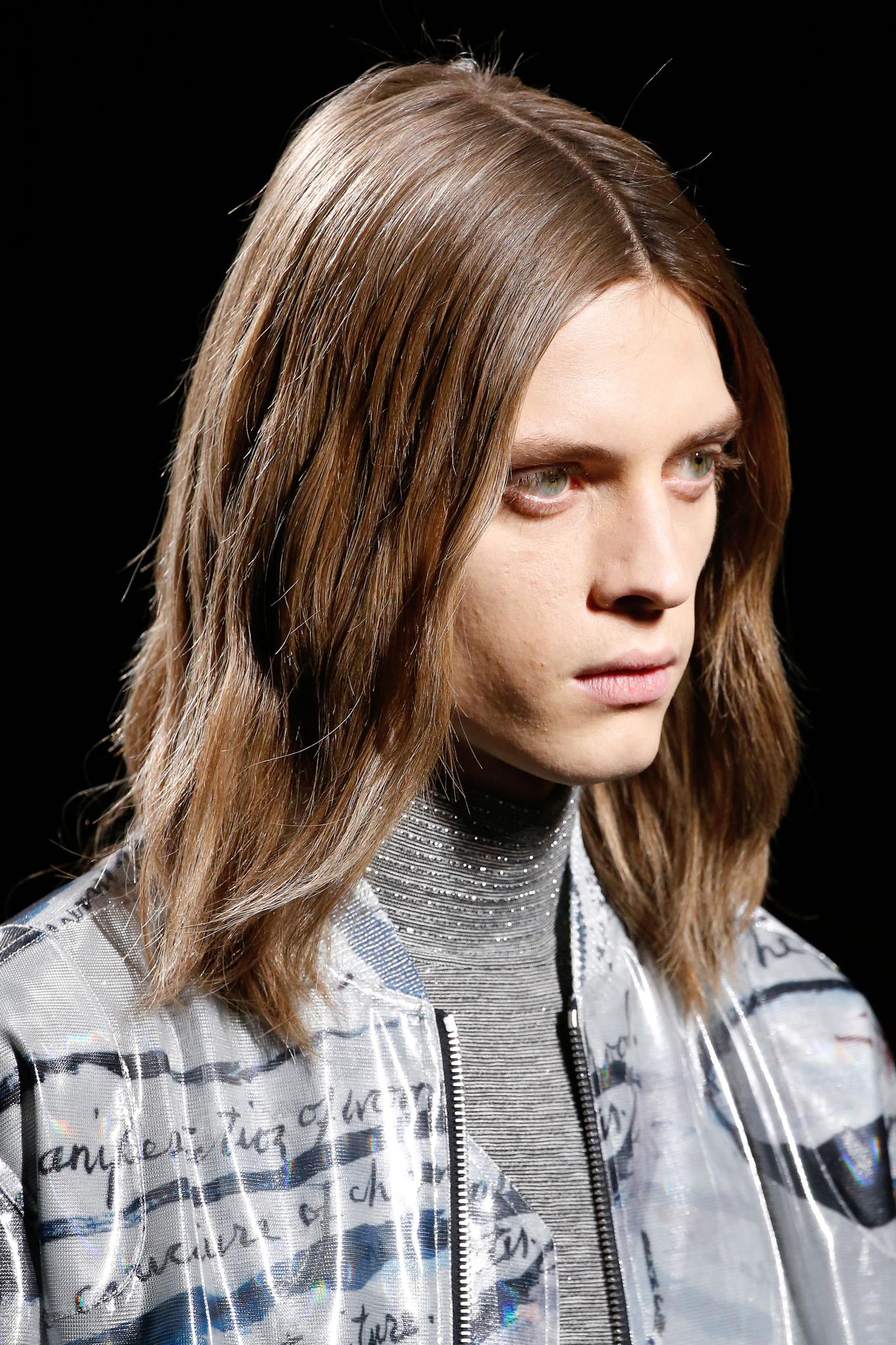 Modelo com corte de cabelo longo masculino na Dior FW 2019