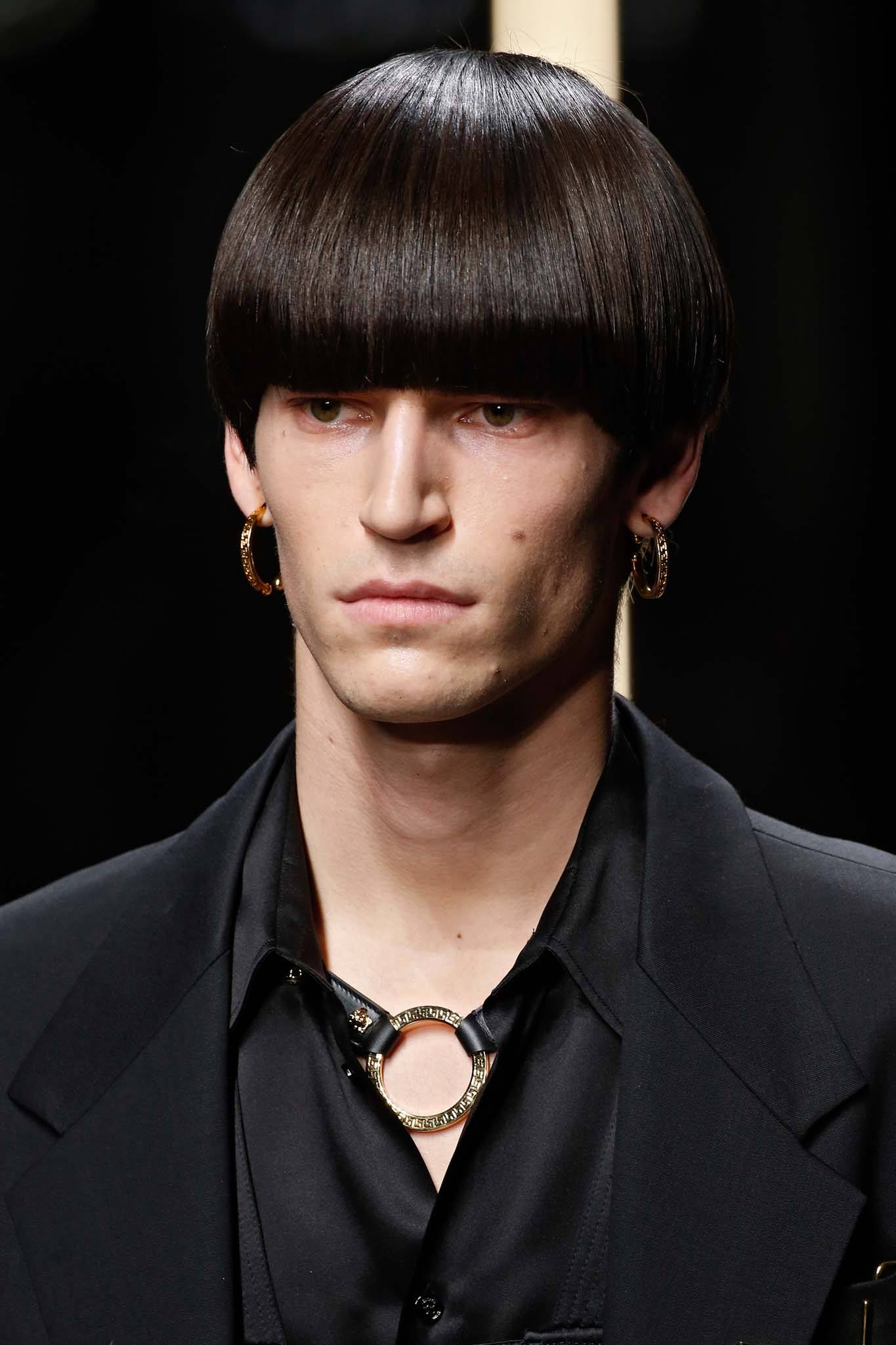 Modelo com corte de cabelo cogumelo masculino na Versace FW 2019