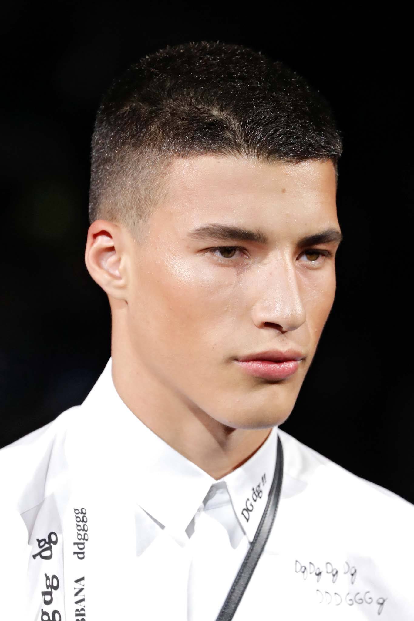 Modelo com corte de cabelo fade para homem na Dolce & Gabbana FW 2020