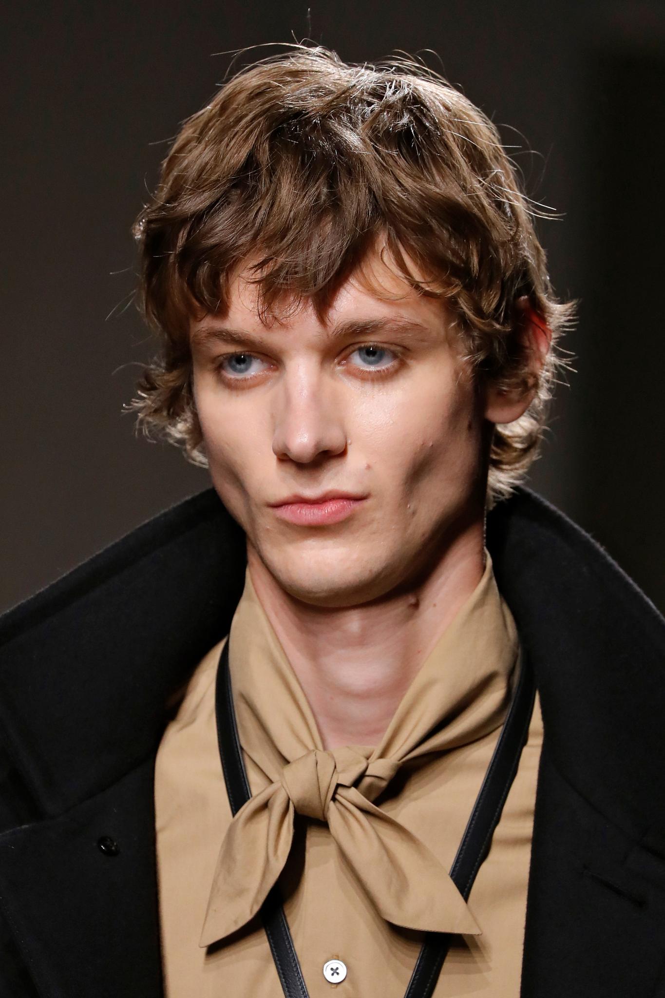Modelo com corte de cabelo desbotado masculino na Hermès FW 2020