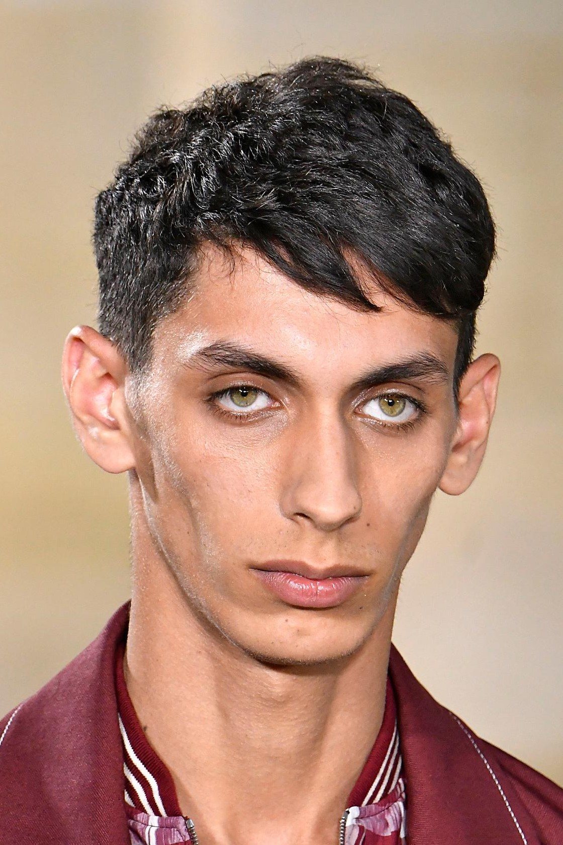 Modelo com corte de cabelo masculino na Hermès SS 2018