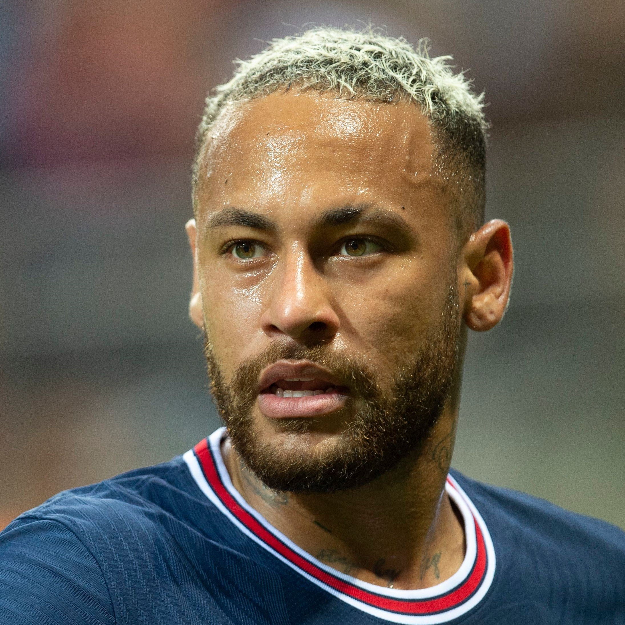 Neymar Jr lleva un corte militar con cabello decolorado