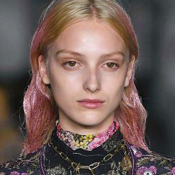 Modelo con cabello rubio y mechas de brillos rosas en Giambattista Valli SS 2019