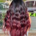 Mujer con cabello castaño caoba largo con matices rojos