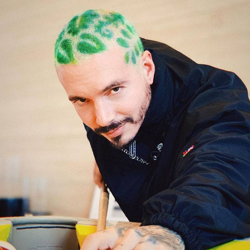 J Balvin con el cabello pintado para hombre verde