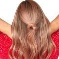 Mujer con cabello rose gold y mechas babylights
