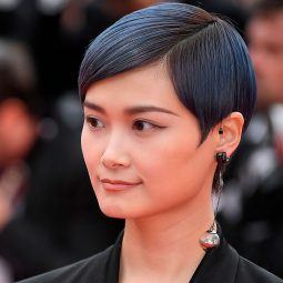 Li Yuchun con el cabello corto azul y un corte pixie lacio