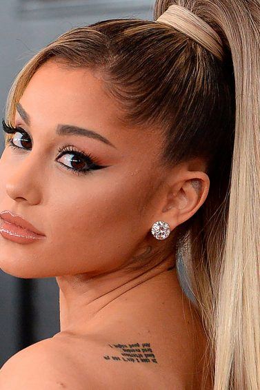 Ariana Grande con coleta alta lacia para los Grammys