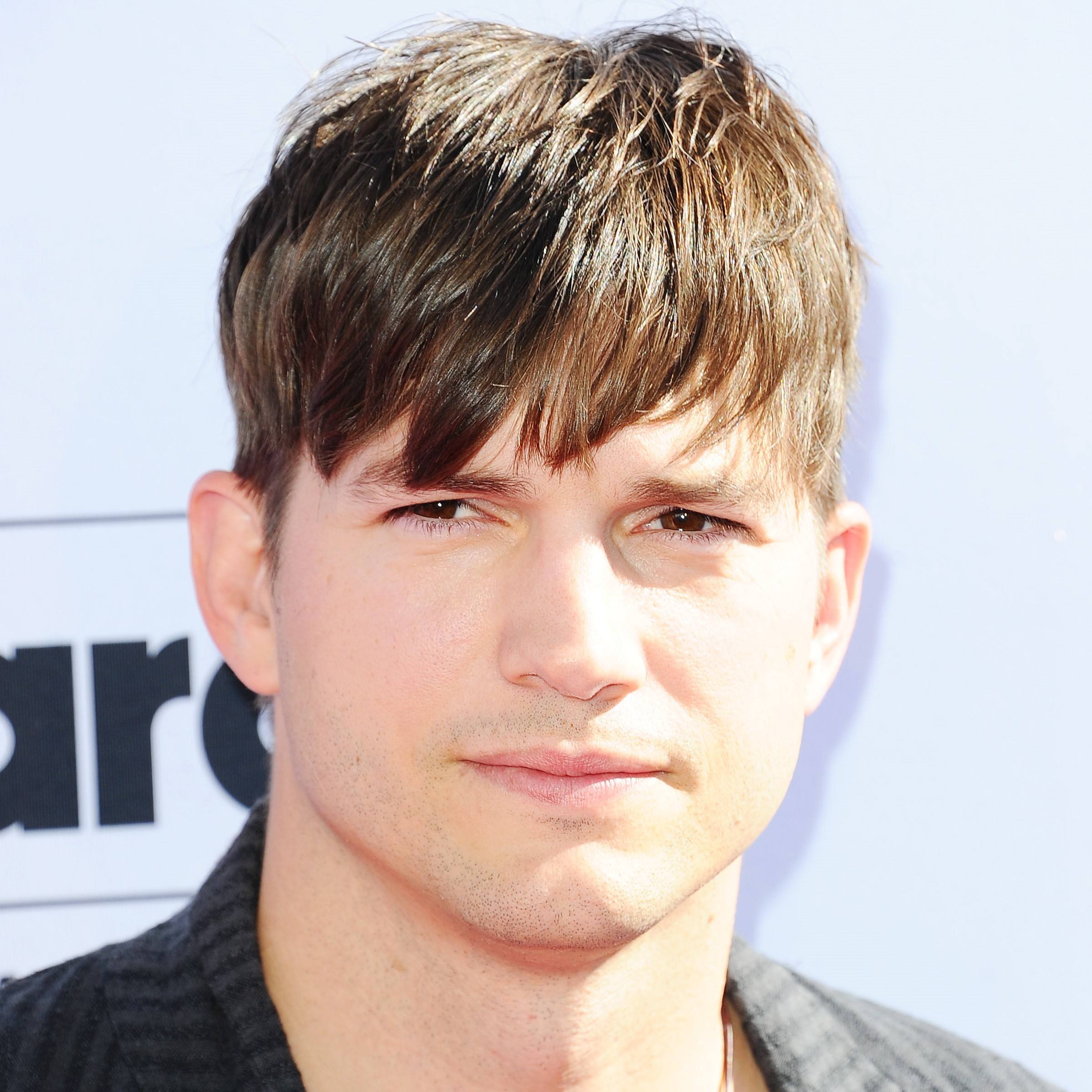Ashton Kutcher lleva un clásico peinado de los 90s con flequillo