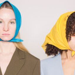Dos mujeres, una rubia y una morena, con pañoletas coloridas en el cabello