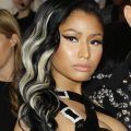 Nicki Minaj con mechas platinadas sobre cabello negro