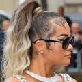 Rita Ora con las mechas platinadas en cabello negro
