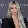 Kim Kardashian con mechas cenizo platinadas