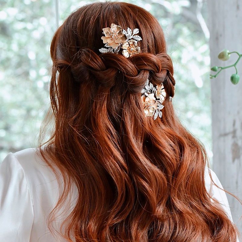 Mujer con peinado de novia con pelo suelto ligeramente ondulado corona de trenzas